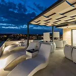Grandpalazzo With Rooftop Swimming Pool Lägenhet Vir