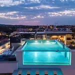 Grandpalazzo With Rooftop Swimming Pool Lägenhet *