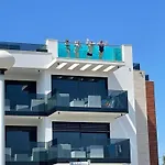 Grandpalazzo With Rooftop Swimming Pool Lägenhet