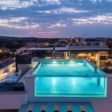 Grandpalazzo With Rooftop Swimming Pool شقة *