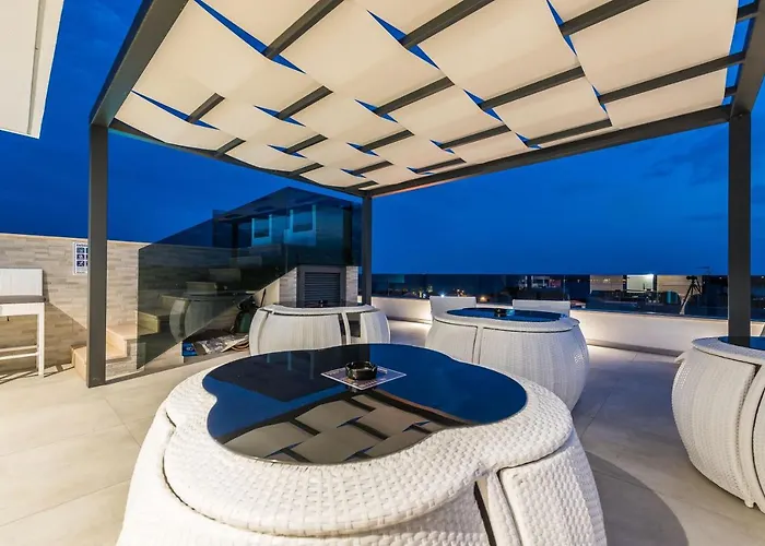 Grandpalazzo With Rooftop Swimming Pool