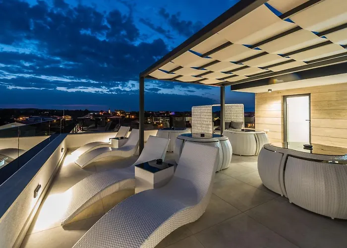 Grandpalazzo With Rooftop Swimming Pool Apartamento Vir