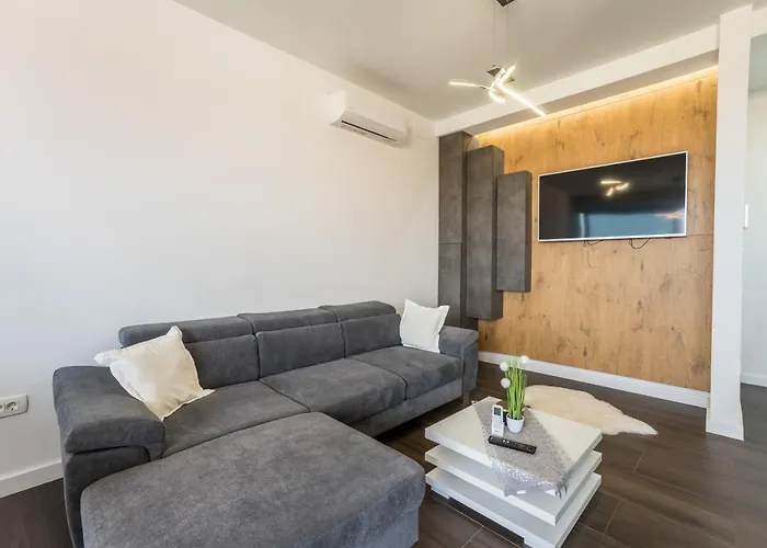 Grandpalazzo With Rooftop Swimming Pool Apartment