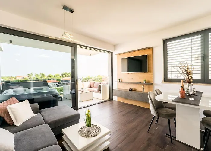 아파트 Grandpalazzo With Rooftop Swimming Pool 비르