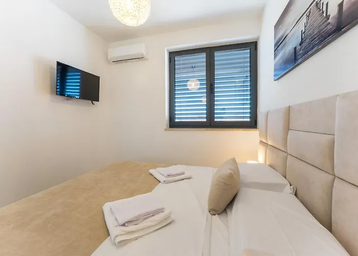 Grandpalazzo With Rooftop Swimming Pool 비르