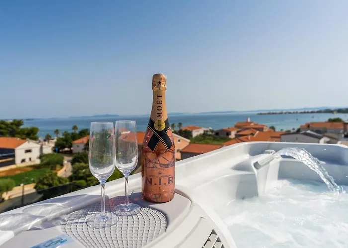 Grandpalazzo With Rooftop Swimming Pool 비르