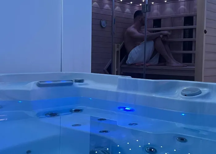 아파트 Grandpalazzo With Rooftop Swimming Pool 비르