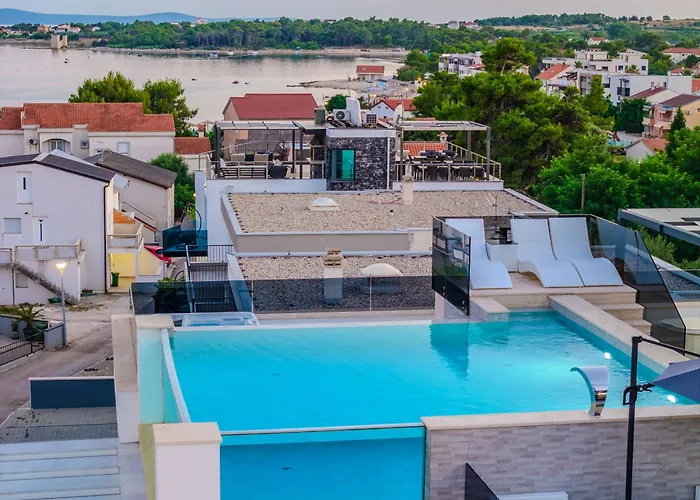 Grandpalazzo With Rooftop Swimming Pool * 비르