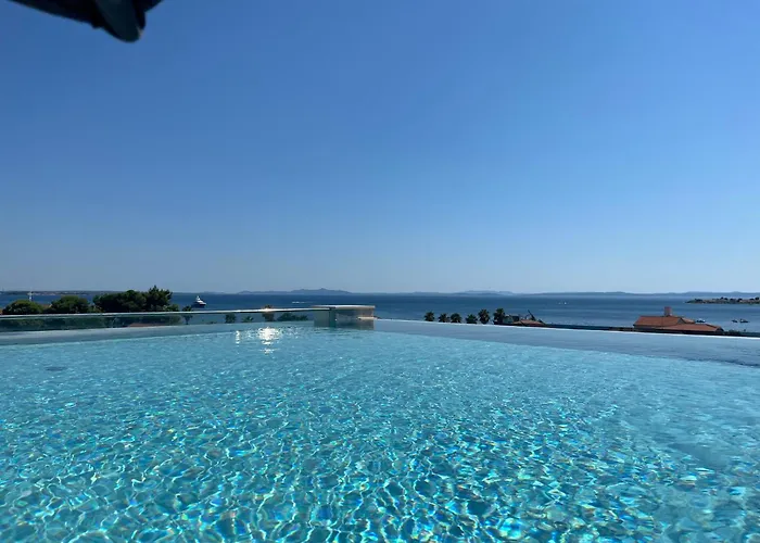 아파트 Grandpalazzo With Rooftop Swimming Pool 비르