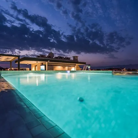 Grandpalazzo With Rooftop Swimming Pool Vir