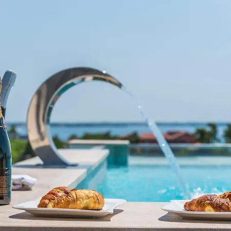 Grandpalazzo With Rooftop Swimming Pool Vir
