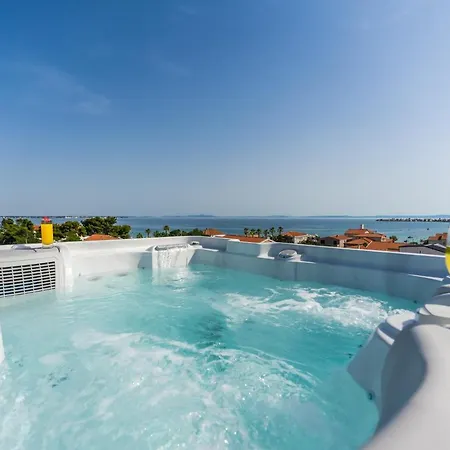 アパート Grandpalazzo With Rooftop Swimming Pool ヴィル