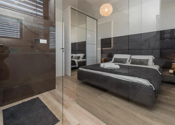 Grandpalazzo With Rooftop Swimming Pool Apartman